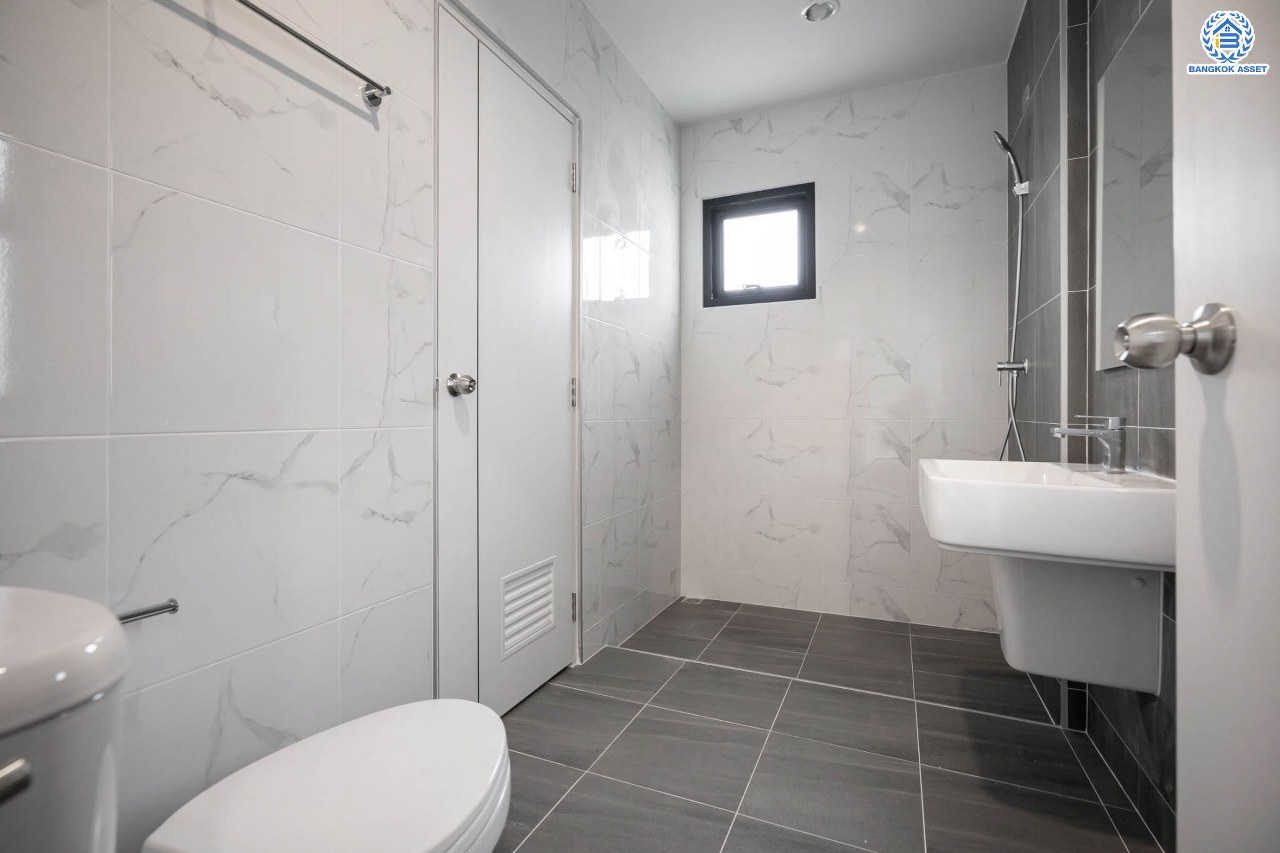 บ้านมือสองตกแต่งใหม่ แบรนด์ LH โครงการ ชัยพฤกษ์ บางบัวทอง หลังใหญ่ วิวสวนสาธารณะ เนื้อที่ 55.5 ตร.ว. ฟังก์ชัน 3 ห้องนอน 3 ห้องน้ำ 1 ห้องแม่บ้าน จอดรถได้ 1 คัน พร้อม Facilities ครบครัน บนทำเลเดินทางสะดวก ติดถนนบางกรวย-ไทรน้อย ใกล้เซ็นทรัลเวสต์เกต และรถไฟฟ้าสายสีม่วง "สถานีบางพลู"